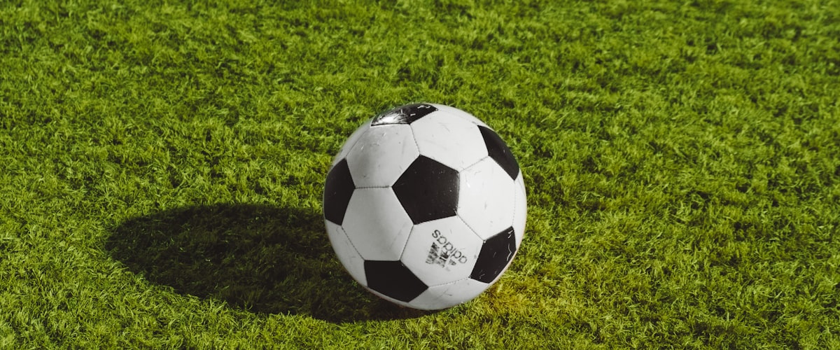 足球比赛现场高清直播画面，显示球员正在激烈拼抢